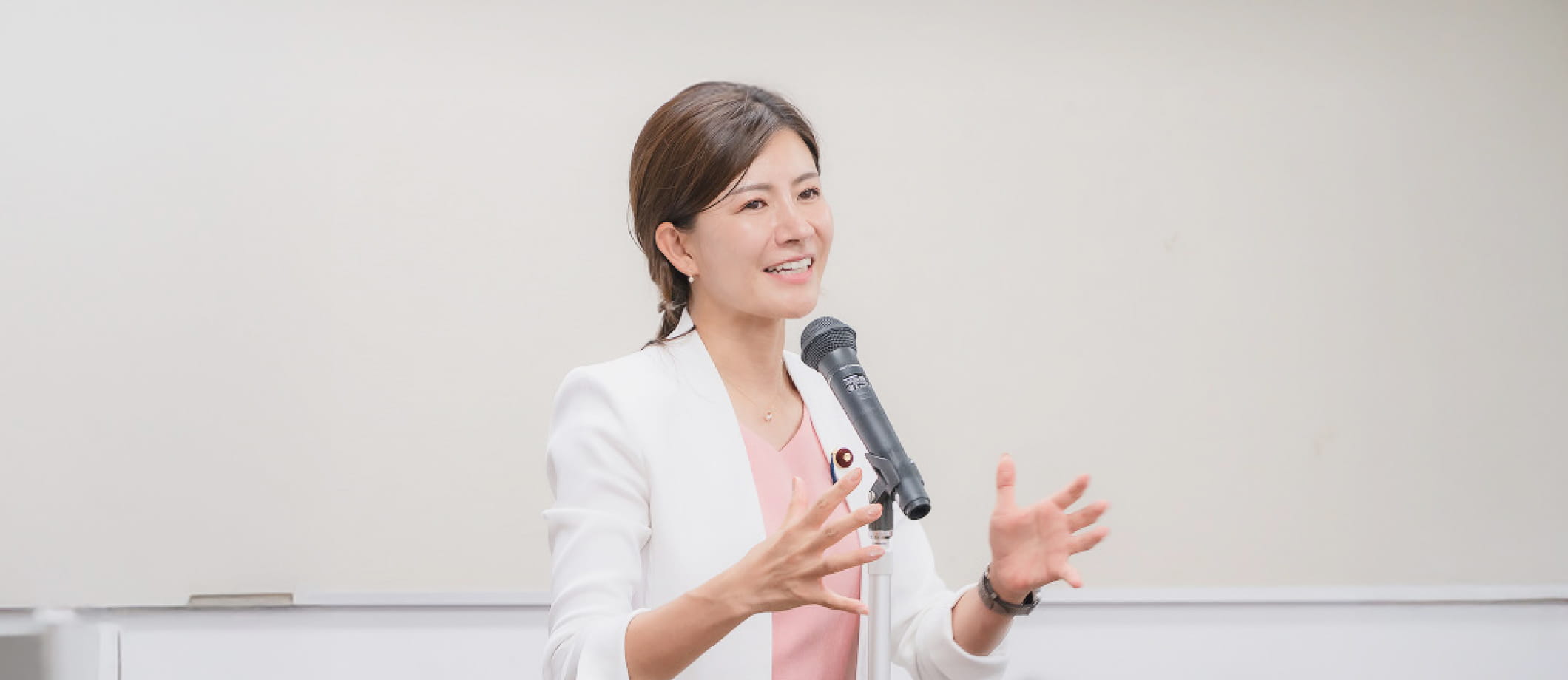 笑顔で聴衆にスピーチをする吉川りな