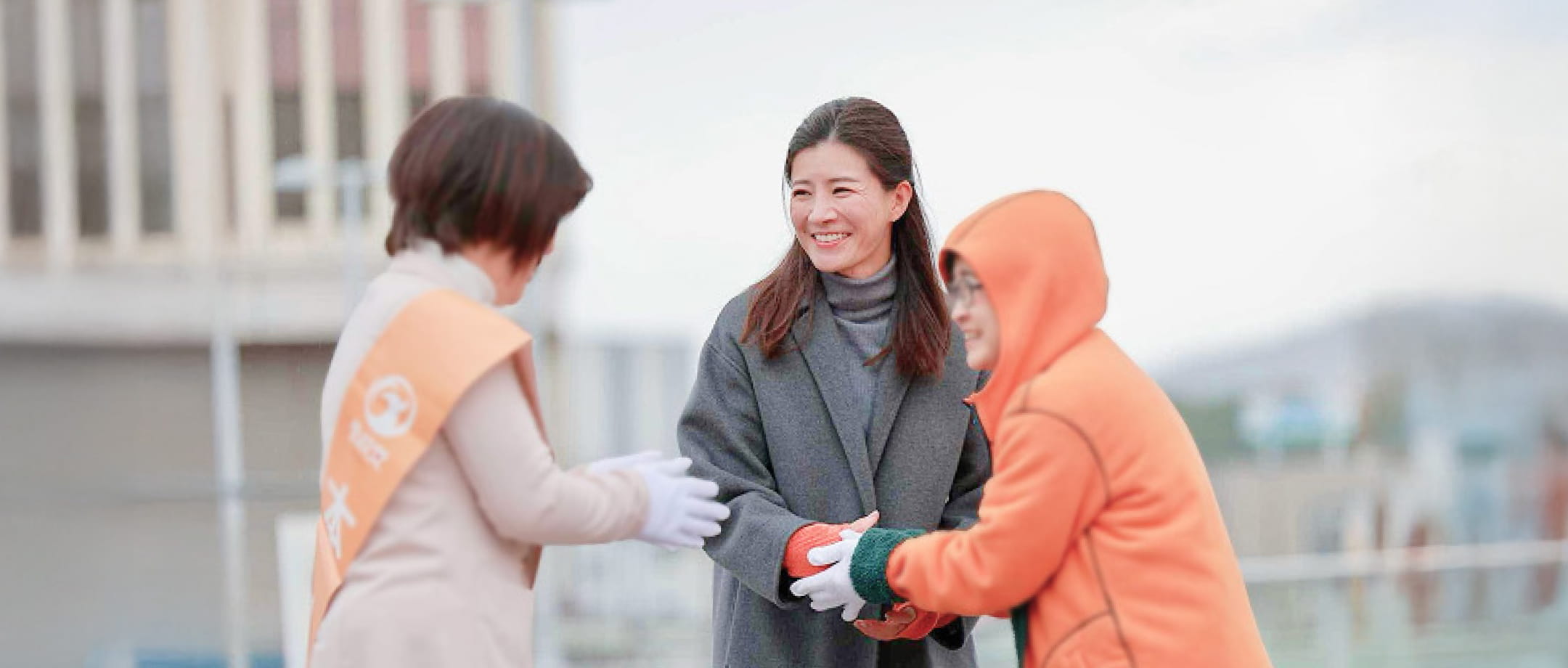 地域の方々と笑顔で交流する吉川りな