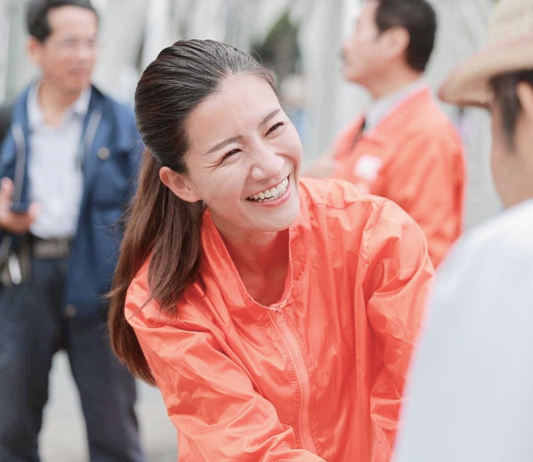 親しみやすい笑顔で挨拶をする吉川りな