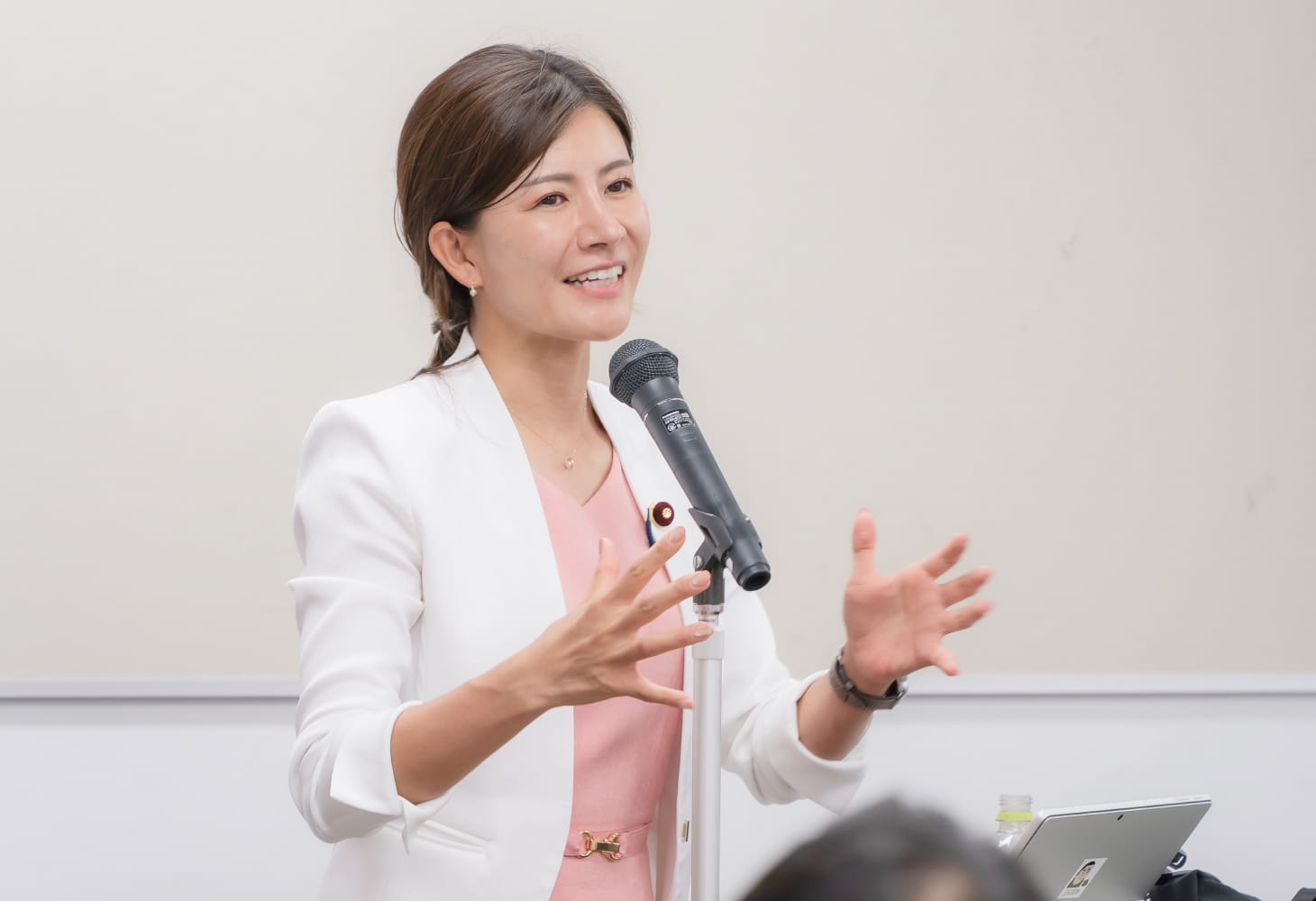 講演で演説をする吉川りな