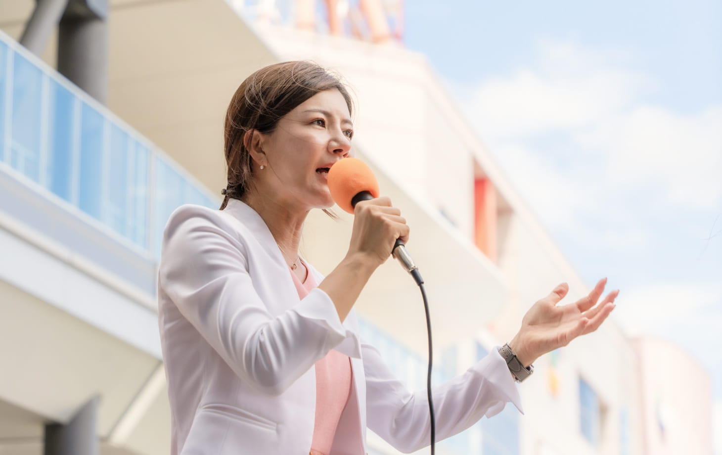 吉川りな 国会での活動の様子